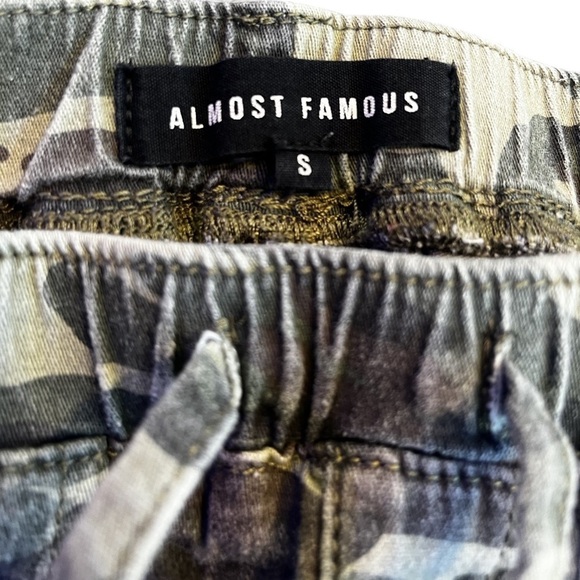 ALMOST FAMOUS
Juniors' Faux Cargo Pocket Joggers Size Small - Picture 10 of 15